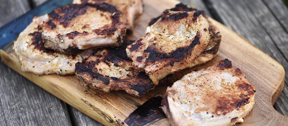 Fa deszkán grillezett karaj és miccs